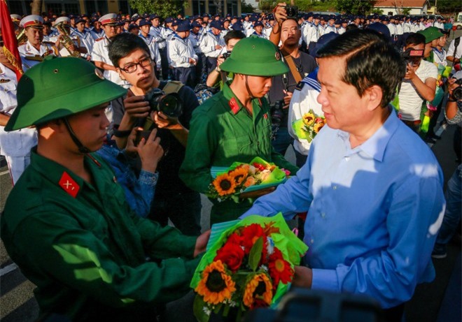 Gần 4.000 tân binh TP. HCM hăng hái lên đường nhập ngũ