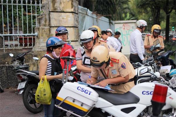 Sài Gòn: CSGT ra quân xử lý vi phạm lấn chiếm vỉa hè