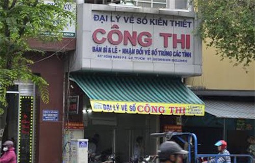 Truy bắt 2 kẻ bịt mặt cầm súng cướp tiền ở đại lý xổ số