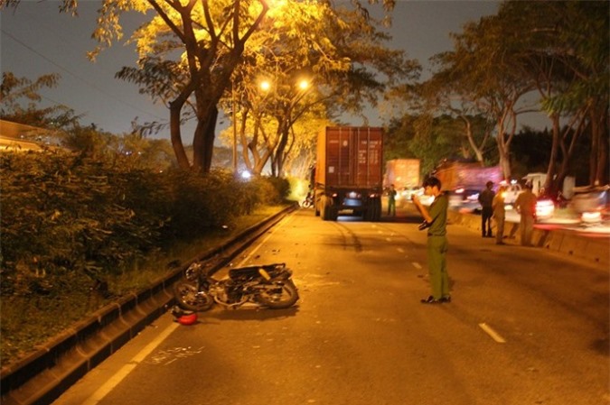 Xe container gây tai nạn, cán nát chân người đàn ông