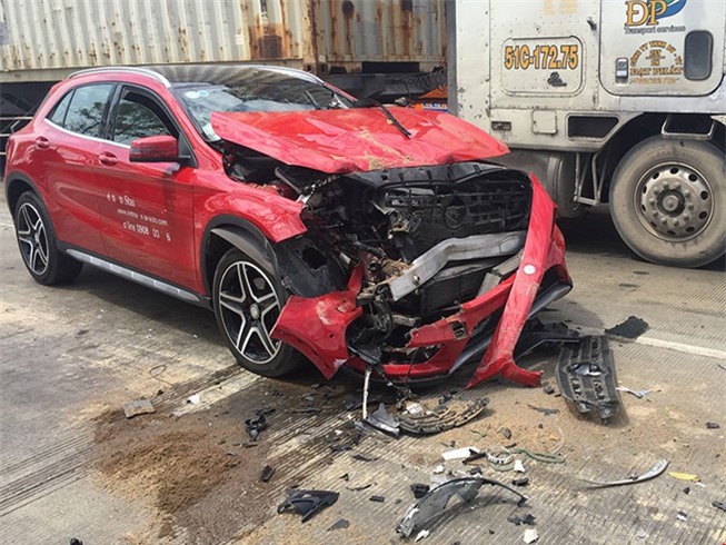 Đâm vào đuôi xe tải, "xế hộp" Mercedes nát đầu