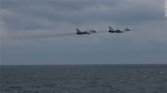 Lộ ảnh chiến đấu cơ Nga "áp sát" chiến hạm Mỹ tại Biển Đen