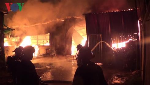Lửa thiêu rụi xưởng mộc, 40 lính cứu hỏa vật lộn trong đám cháy