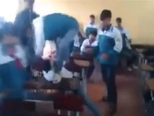 Phẫn nộ nam sinh lớp 7 bị đấm, đạp dã man trong lớp