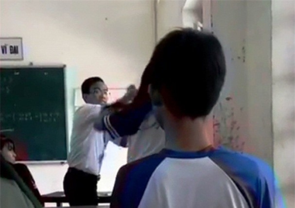 Thầy trò đánh nhau ngay trong lớp gây xôn xao ở Hậu Giang