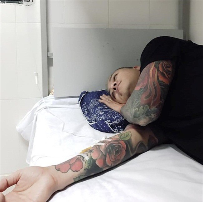 Tuấn Hưng ngất xỉu sau đêm diễn, nhập viện cấp cứu