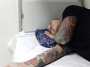 Tuấn Hưng ngất xỉu sau đêm diễn, nhập viện cấp cứu