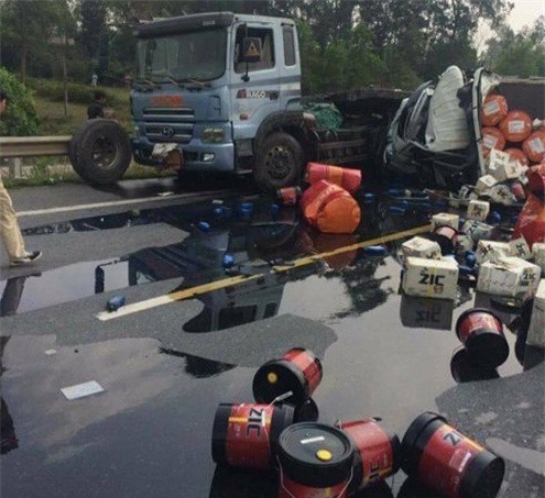 Container đâm xe chở dầu, cao tốc Hà Nội - Thái Nguyên ùn tắc