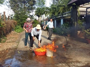 Đắk Lắk: Nước giếng hôi thối, bốc cháy ngùn ngùt nghi nhiễm xăng