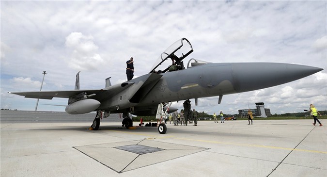 F-15 của Mỹ đánh chặn máy bay áp sát dinh thự Tổng thống Trump