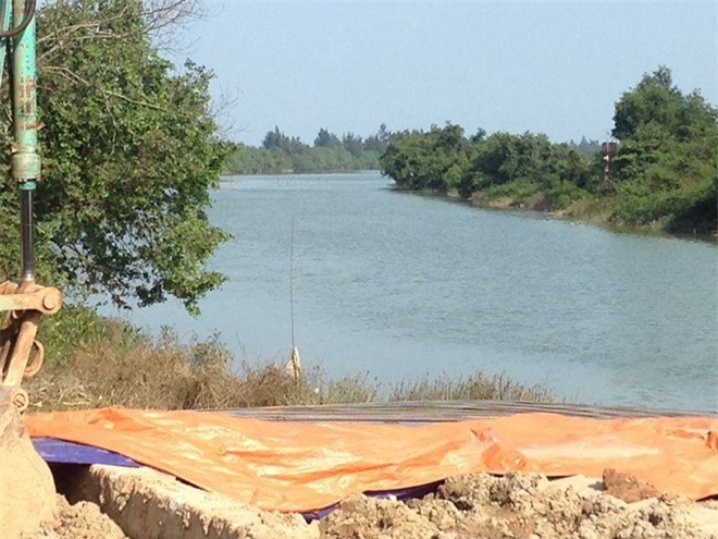 Hai công nhân liều mình lao xuống dòng nước xiết cứu người phụ nữ