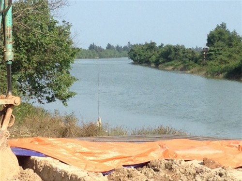 Hai công nhân liều mình nhảy xuống sông cứu người