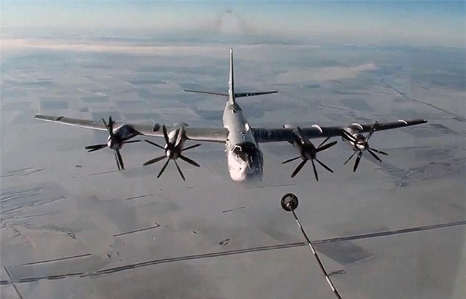 Máy bay ném bom Nga ồ ạt không kích IS gần Raqqa, Syria