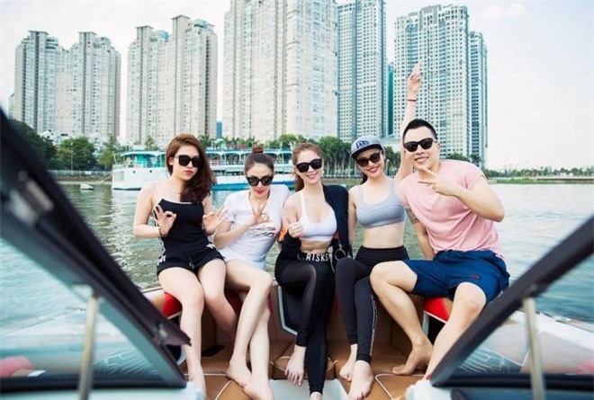 Quên Hoàng Kiều, Ngọc Trinh thuê du thuyền lướt ván trên sông