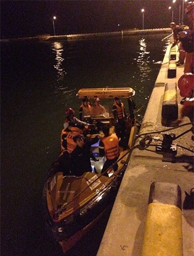 Tìm ví tiền, nam công nhân bị sóng biển cuốn trôi