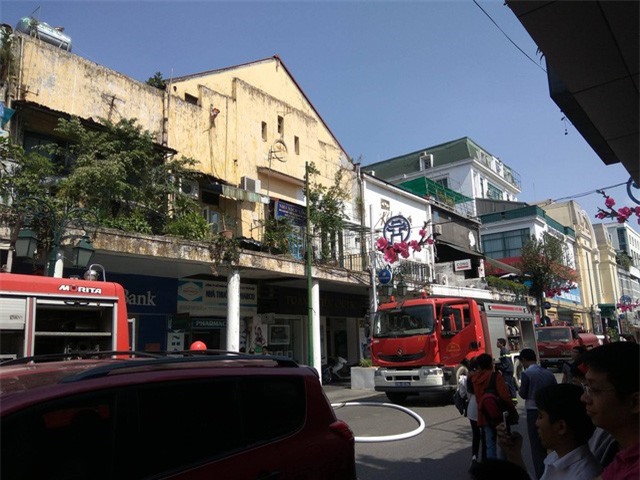 Trẻ nghịch lửa làm cháy nhà trên phố Đinh Lễ ở Hà Nội