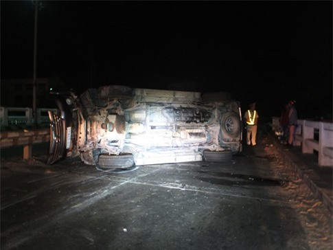 Va chạm với container, xế hộp lật nhào 7 người thoát chết