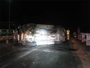 Va chạm với container, xế hộp lật nhào 7 người thoát chết