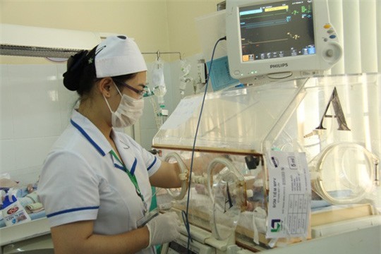 Cắt rốn bằng dao lam, bé sơ sinh nhiễm trùng uốn ván nguy kịch