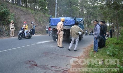 Lao vào bánh xe tải, 1 người đàn ông tử vong tại chỗ