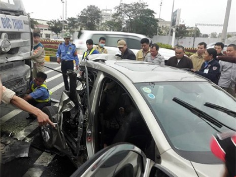 Xe Mazda bị tông bẹp dúm phần đuôi, 2 người thương vong