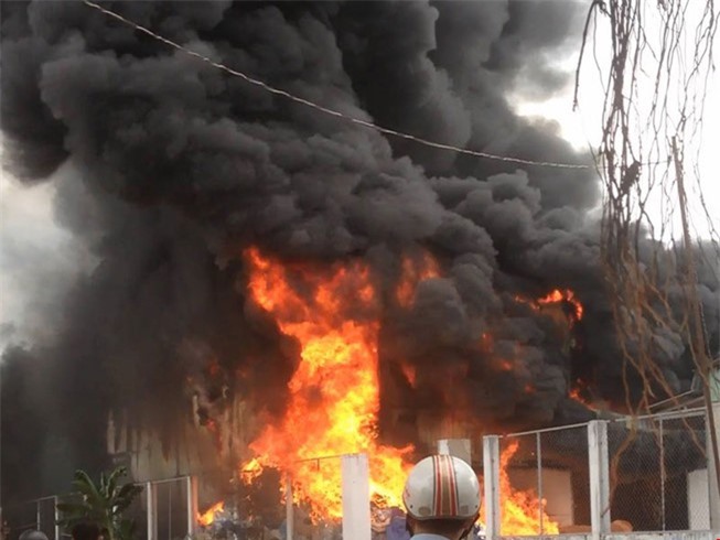 "Biển lửa" thiêu rụi gần 1.000m2 xưởng phế liệu ở Sài Gòn