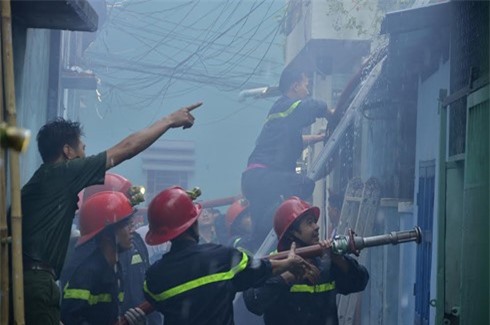 Sài Gòn: Cháy lớn dữ dội, thiêu rụi phòng trọ 100m2