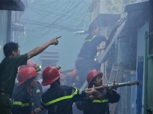 Sài Gòn: Cháy lớn dữ dội, thiêu rụi phòng trọ 100m2