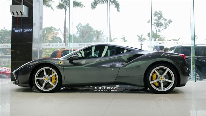 Siêu xe Ferrari 488 GTB màu ghi xám cực hiếm khoe dáng giữa lòng Hà Nội