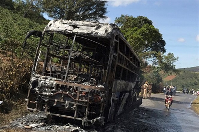 Xe khách giường nằm cháy trơ khung trên đèo Phú Sơn