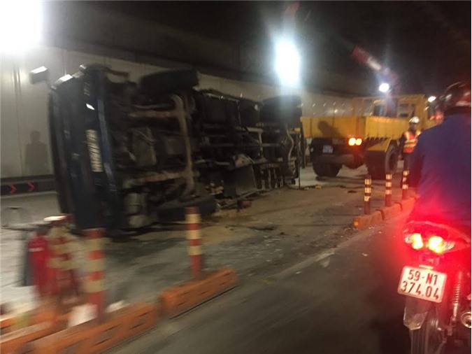 Xe tải lật ngang, hầm Thủ Thiêm ùn tắc nghiêm trọng