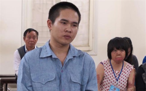 Chồng tưới xăng đốt vợ bỏng toàn thân lĩnh án 18 năm tù