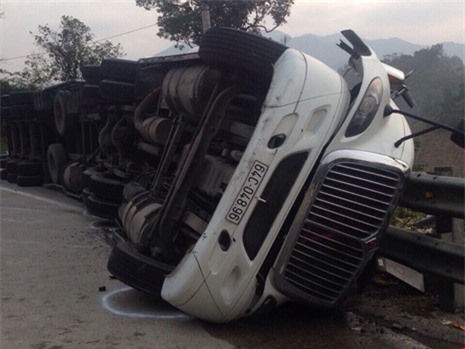 Container lật ngửa trên đèo Lò Xo, CSGT phá cửa cứu tài xế