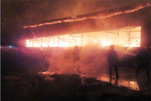 Sài Gòn: Cháy lớn dữ dội, thiêu rụi xưởng gỗ 2.000m2