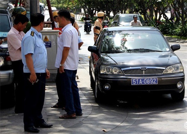 Sài Gòn: Hàng loạt xe ô tô biển xanh đỗ sai chỗ bị xử phạt 