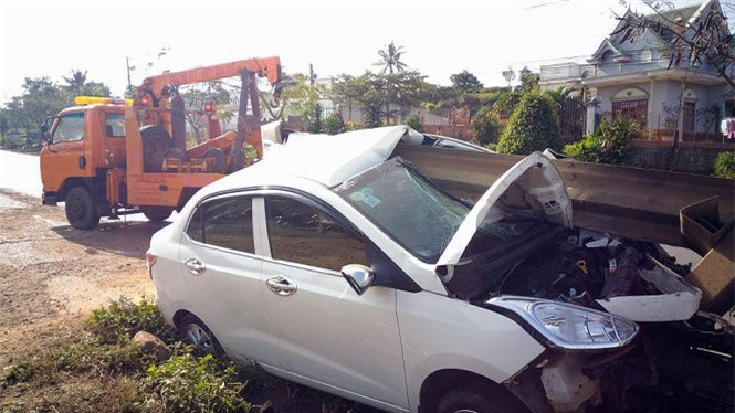 Thanh sắt rào chắn đâm xuyên ôtô, 4 người may mắn thoát chết