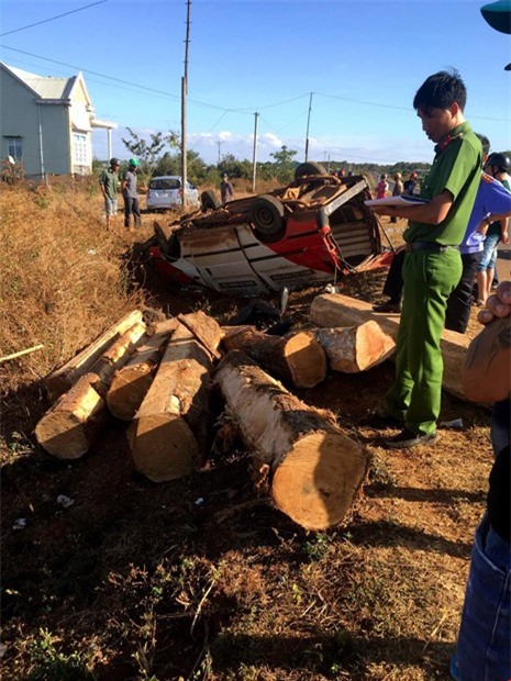 Va chạm với xe máy, 2 người đi ôtô tử vong tại chỗ
