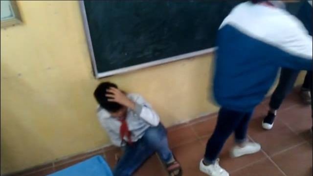 7 nam sinh đánh bạn bị cảnh cáo, đình chỉ học tập 