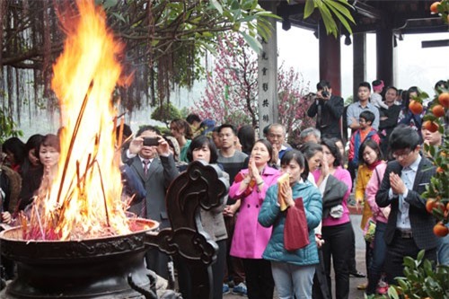 Bộ Công Thương hạ bậc lương Giám đốc đi lễ chùa trong giờ làm việc