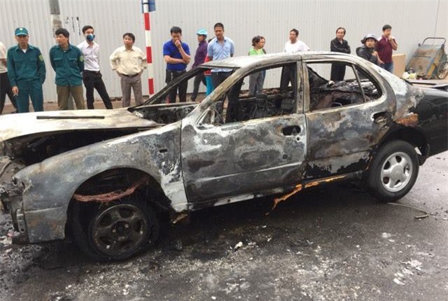 Xe Nissan bốc cháy trơ khung trên đường Hoàng Đạo Thúy