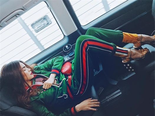 Bị chê già xấu, Hồ Ngọc Hà "nổi đóa" trên facebook