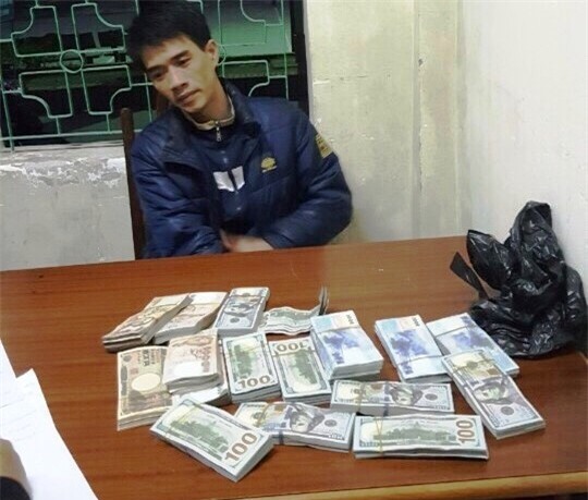 Giả hành khách lên xe, trộm hơn 6 tỷ đồng tiền ngoại tệ
