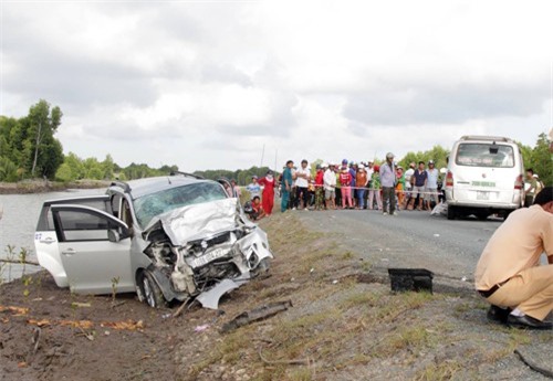 Cà Mau: Hai xe ô tô đối đầu, tài xế tử vong tại chỗ