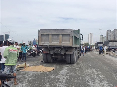 Ra hiệu cho xe ben chạy lùi, nam công nhân chết thảm