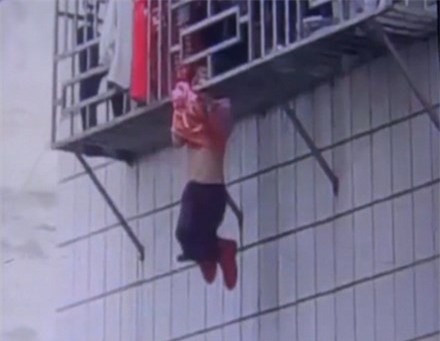 Sốc: Bé gái 5 tuổi mắc kẹt ở "chuồng cọp", lơ lửng giữa tầng 4