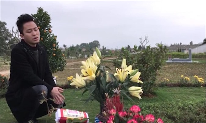Tùng Dương hát "Hoa ban trắng" bên mộ cố nghệ sĩ Trần Lập
