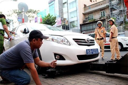 Xử phạt lấn chiếm vỉa hè: Xe biển xanh 80B cũng "không thoát"