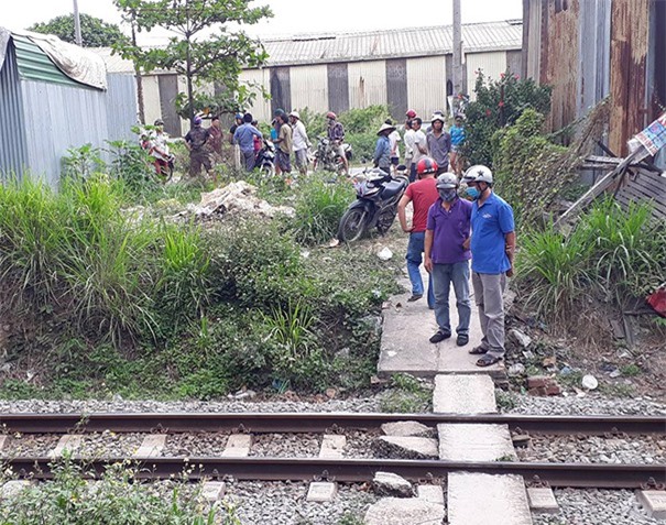 Bị tàu hỏa hất văng, 2 người đàn ông tử vong tại chỗ