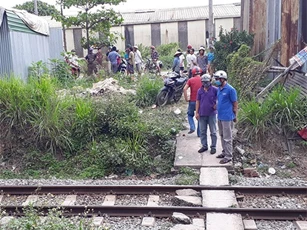 Bị tàu hỏa hất văng, 2 người đàn ông tử vong tại chỗ