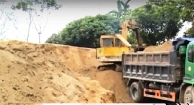 Chủ tịch xã ở Thanh Hóa bị đình chỉ công tác vì để xảy ra khai thác cát lậu